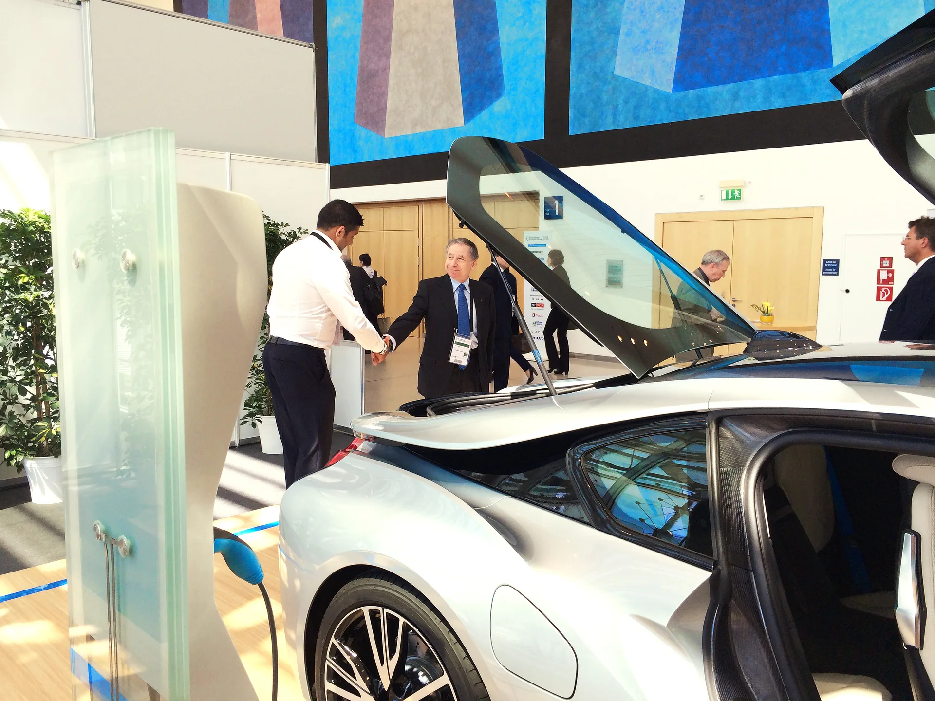 Mobile Product Genius – BMW i8 fahrzeugpraesentation handschlag messe