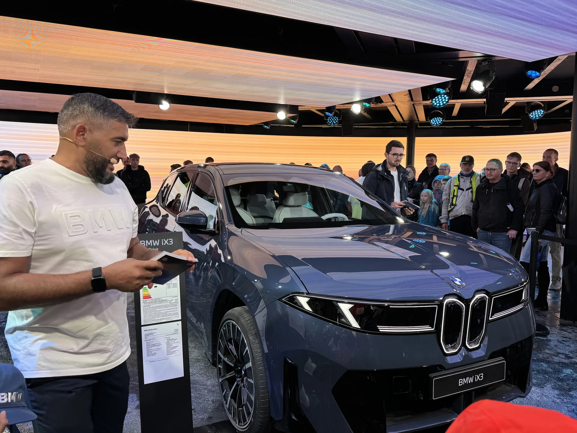 Mobile Product Genius – BMW ix3 fahrzeugberatung messe besucher