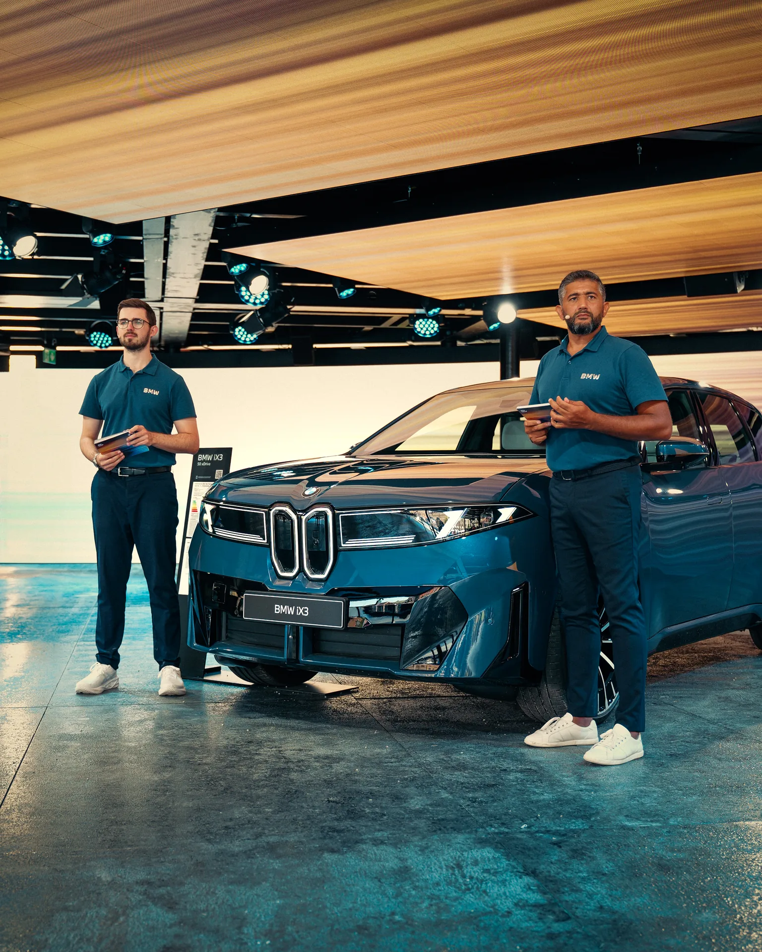 Mobile Product Genius – BMW ix3 zwei experten tablet