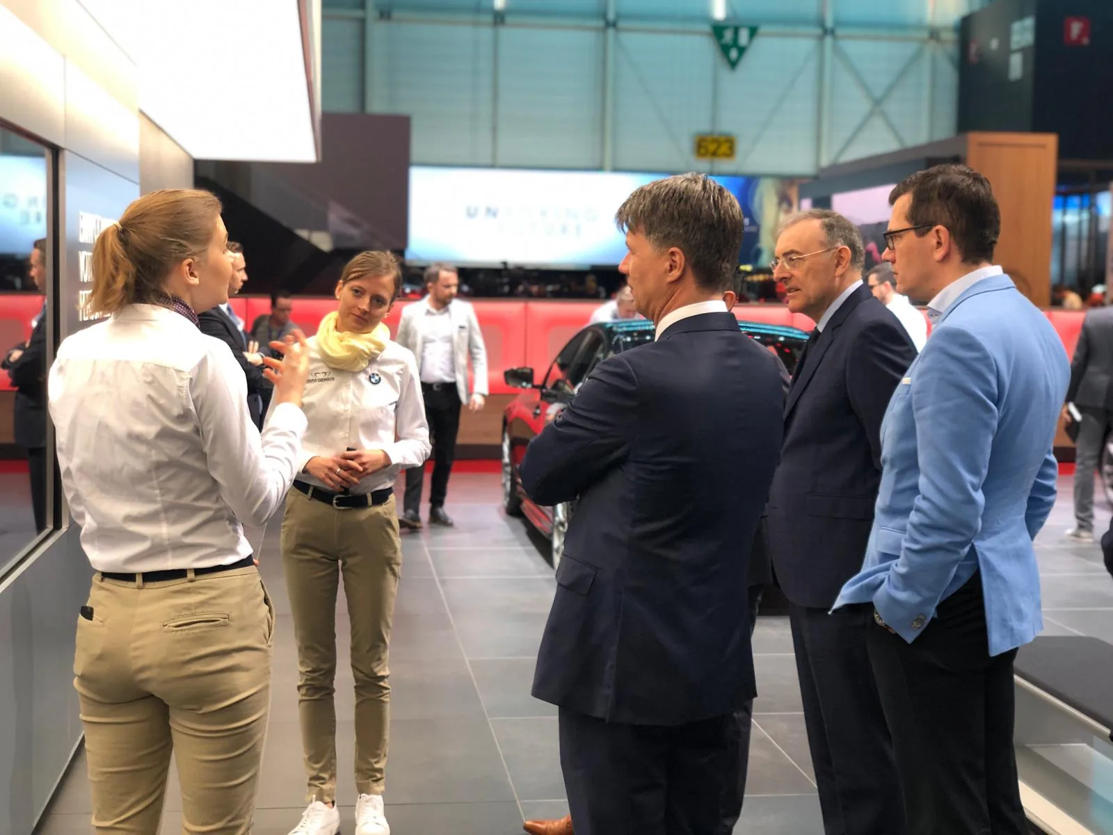 Mobile Product Genius – BMW messestand beratung genfer autosalon