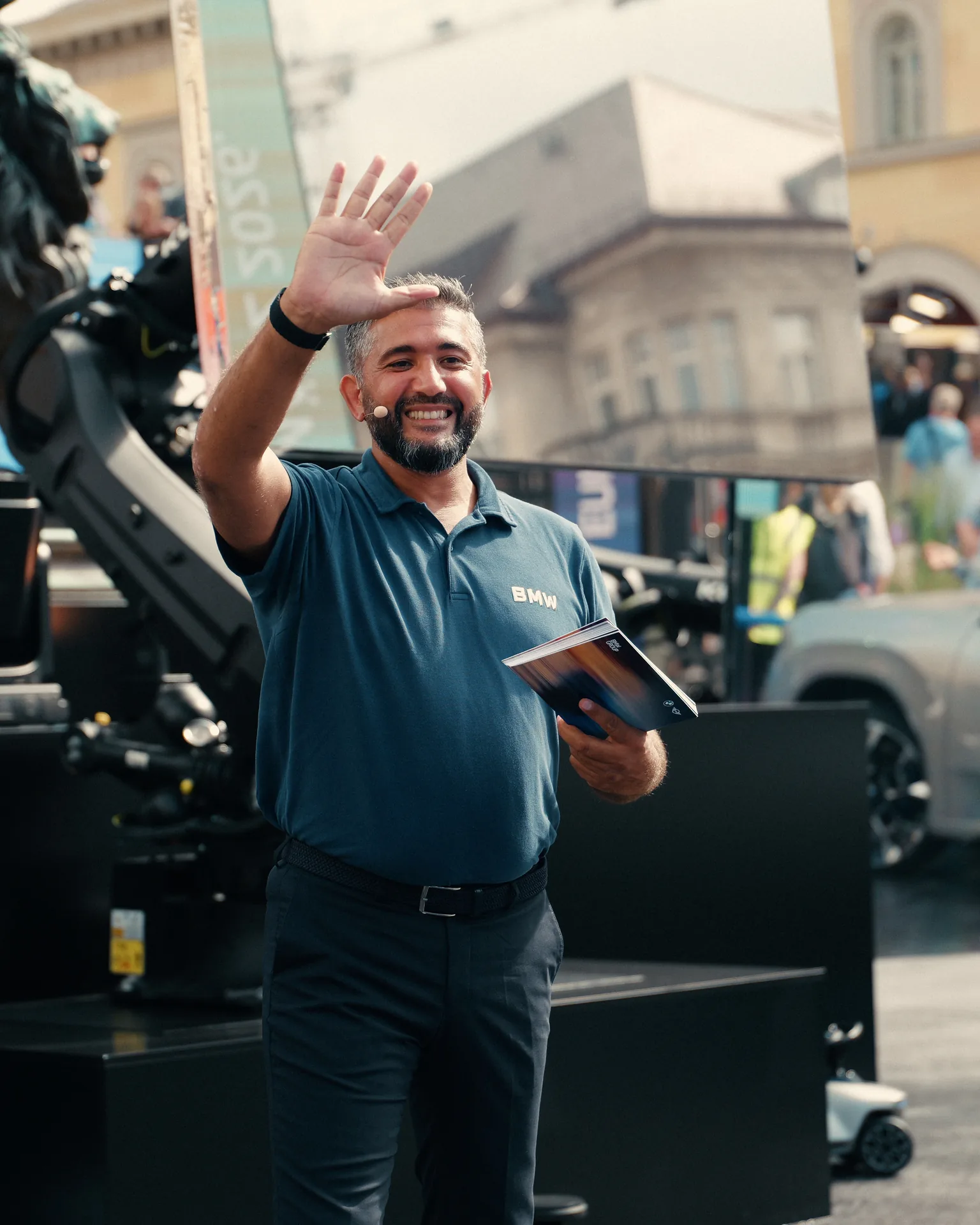 Mobile Product Genius – BMW moderator winkt buehne event
