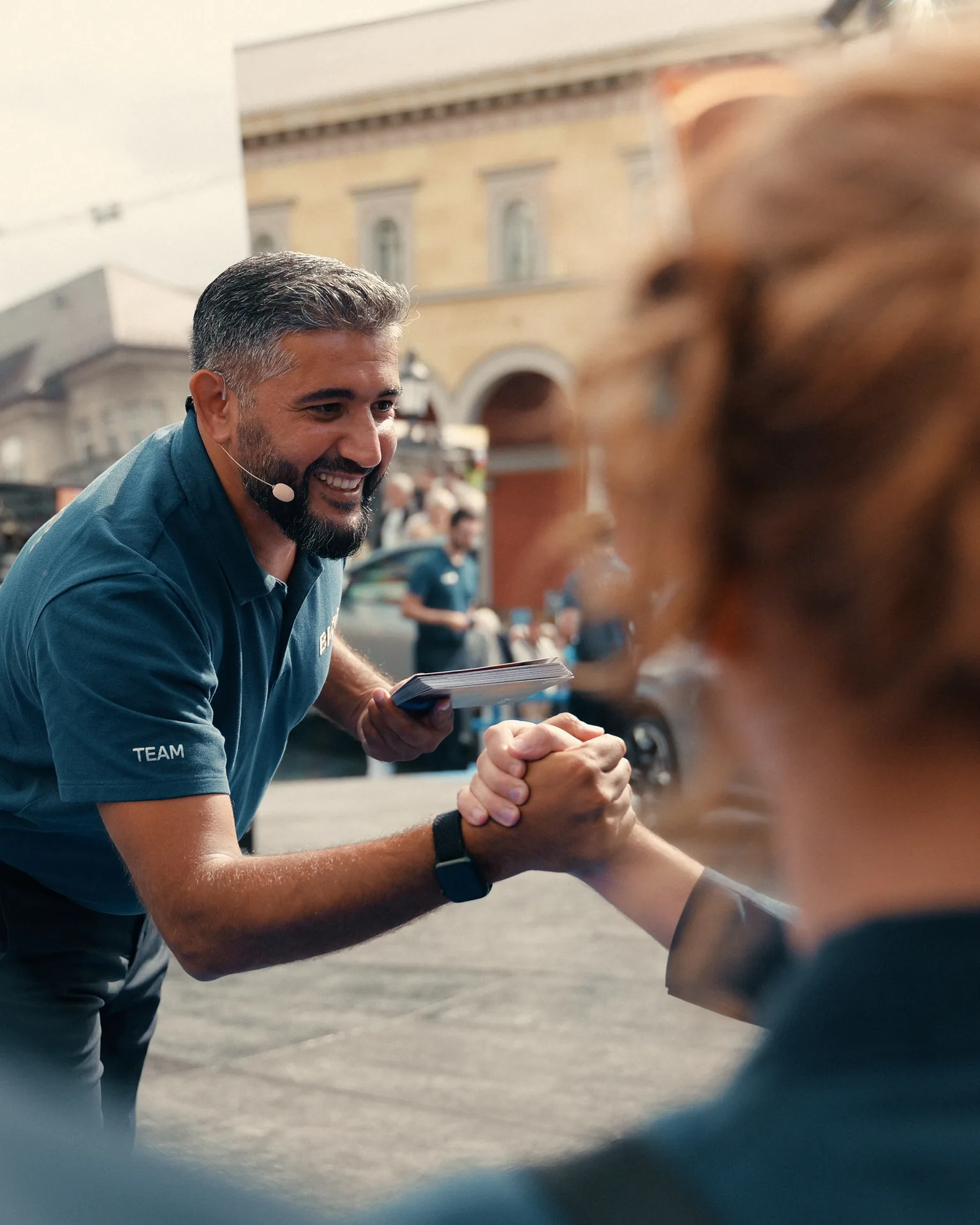 Mobile Product Genius – BMW team handschlag besucherin