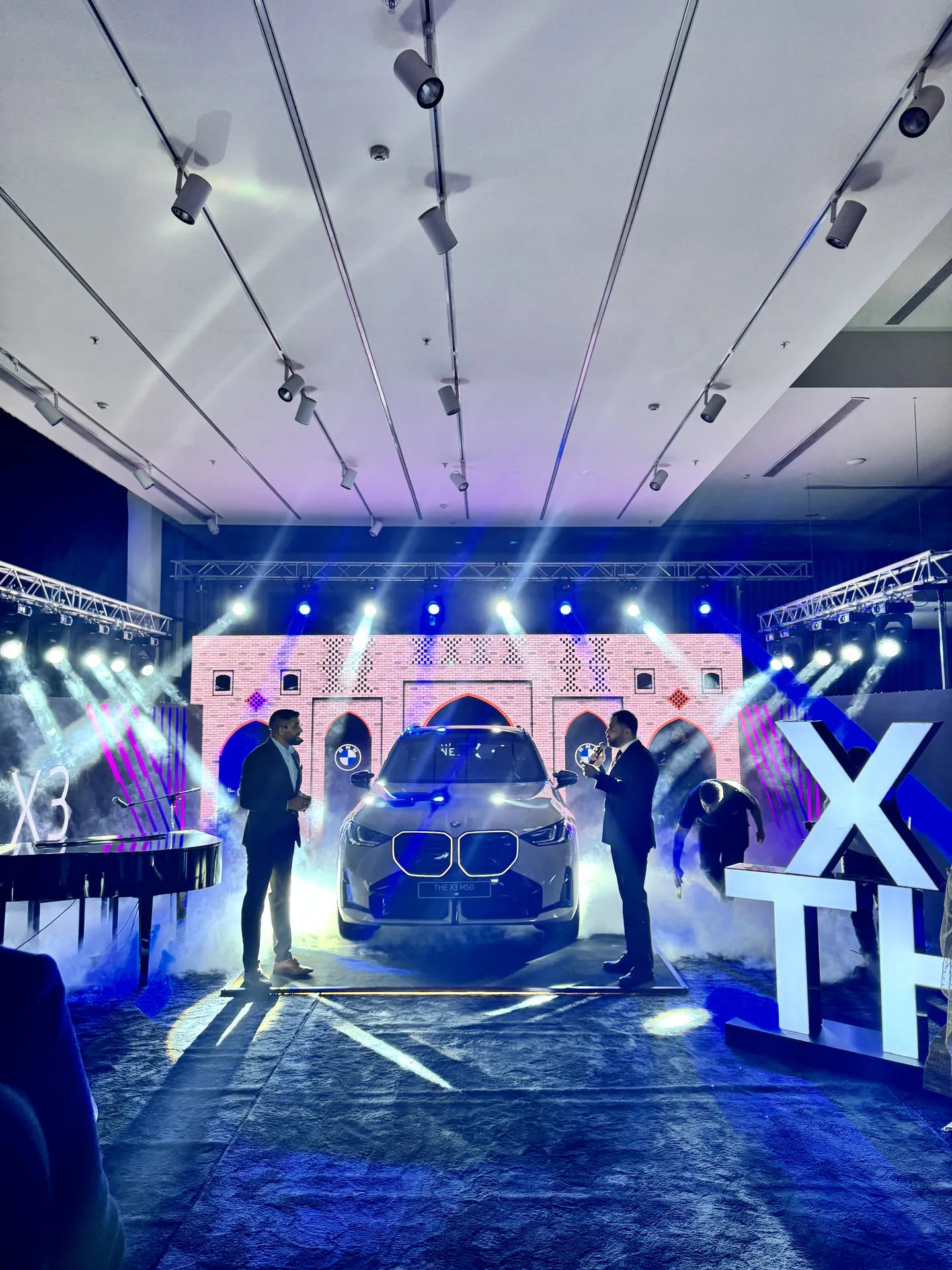 Mobile Product Genius – BMW x3 buehnen praesentation lichtshow