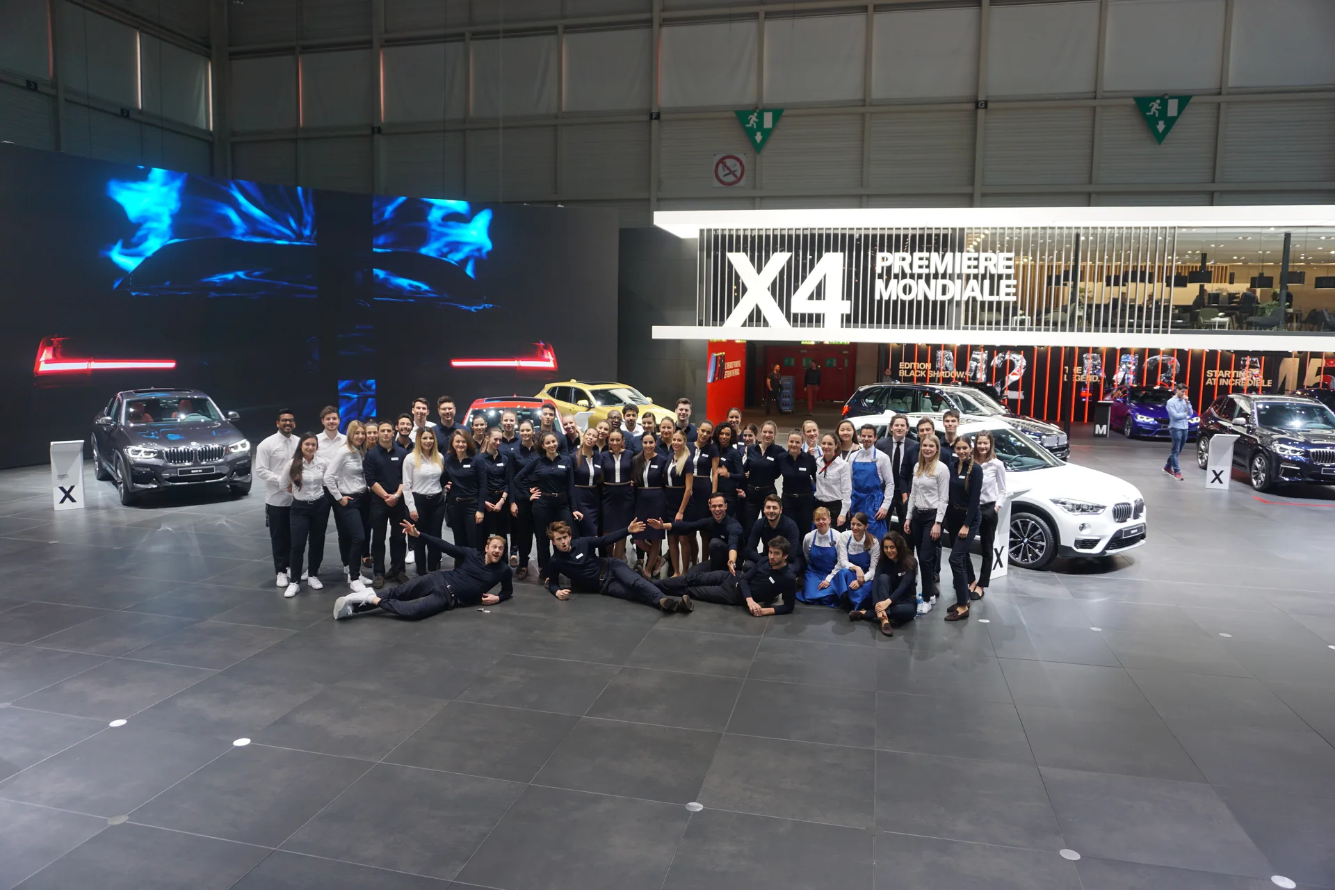 Mobile Product Genius – BMW x4 team gruppenfoto messestand